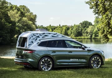 Представлен кроссовер Skoda Roadiaq: полный привод, эксклюзивный цвет, встроенная кровать, 27-дюймовый телевизор, беспроводные мышка и клавиатура в комплекте