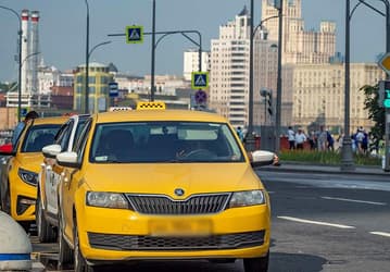 Госдума обязала страховать пассажиров легковых такси