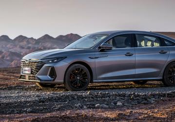 Китайский заменитель Toyota Camry в России подешевел до старта продаж. Chery объявила скидку на Arrizo 8 для первых покупателей