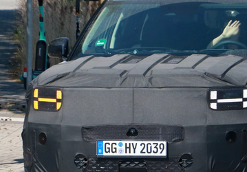Hyundai Santa Fe 2024 легко узнать издалека. Компания выбрала для новинки оригинальный дизайн ДХО