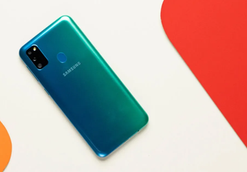 Смартфон Samsung с невероятно огромным аккумулятором сильно подешевел