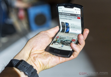 Уникальную раскладушку Motorola Razr можно купить за полцены