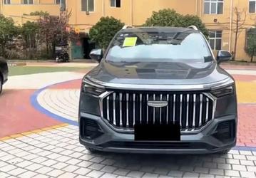 В России начали продавать рестайлинговый кроссовер Geely Okavango. У него крутой дизайн, 218 л.с., 7 мест и богатое оснащение