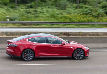 Компания Tesla лишила электромобиль Model S части функций при смене владельца