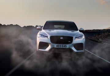 «Премиум-кошка» по премиум-цене. В России начали продавать кроссовер Jaguar F-Pace 2023 — у него «автомат», полный привод и до 550 л.с.