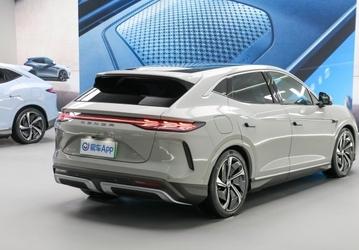 Новое детище BYD и Mercedes-Benz позволяет заряжать другие машины, поддерживает одновременно два кабеля и может питать целый дом. Denza N7 выйдет уже в июле