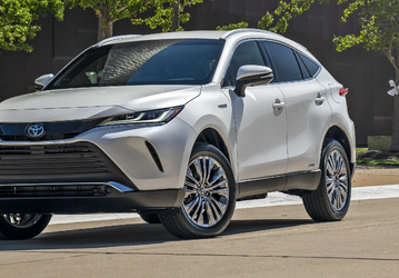 В России резко подешевел кроссовер Toyota Venza