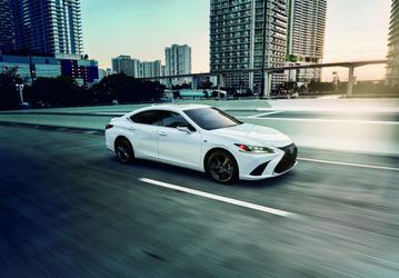 Представлен новый Lexus ES. Модель оказалась популярнее BMW 5-Series и Mercedes E-Class, вместе взятых