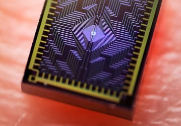 Это вам не Intel Core. Intel представила Tunnel Falls — 12-кубитный кремниевый чип со спиновыми кубитами