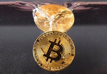 Биткойн взлетел до 138 000 долларов на Binance.US, после чего обвалился