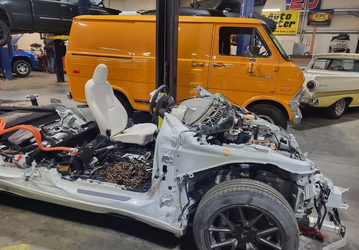 50-летнему фургону Ford E-100 сделали «пересадку органов» от Tesla