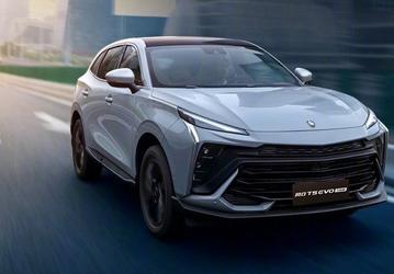 В России выходит стильный аналог Toyota Corolla Cross — это Forthing T5 HEV c дизайном Lamborghini Urus и запасом хода 1160 км на одном баке бензина