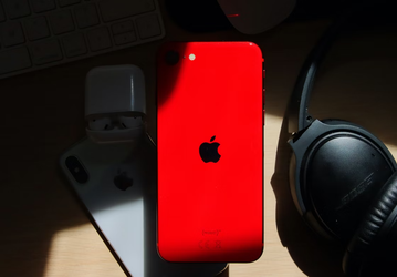 Бюджетный и компактный iPhone SE значительно подешевел в России