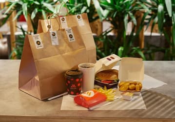 У сети «Вкусно — и точка» теперь есть доставка в своём мобильном приложении