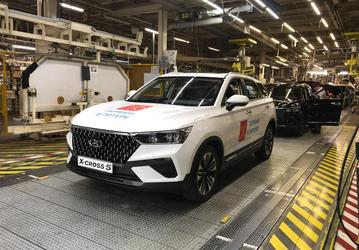 Это не просто переклеить шильдик. Почему у Lada X-Cross 5 на руле китайский логотип?