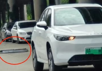 Электромобиль Geely потерял тяговую батарею прямо во время движения