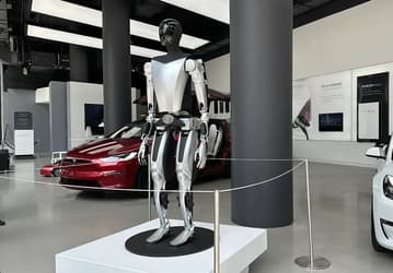 В магазине Tesla в Нью-Йорке уже выставлены человекоподобные роботы Optimus. Но вовсе не для продажи, и это даже не прототипы, а просто макеты