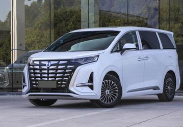 Новое детище BYD и Mercedes-Benz с семью экранами и расходом 6 л на 100 км — производитель готовится представить следующую версию Denza D9 DM-i