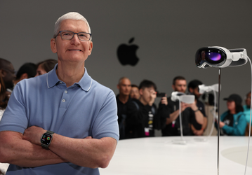 Гарнитура Apple Vision Pro оказалась слишком тяжёлой, а переднее стекло может трескаться даже при небольшом давлении