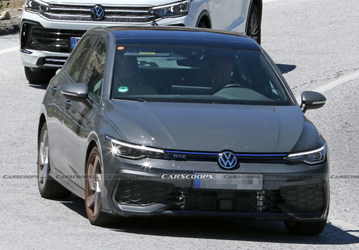 Это Volkswagen Golf GTE 2024. Автомобиль без камуфляжа сфотографировали на испытаниях
