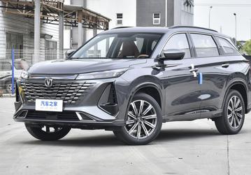 В России начали продавать новейший кроссовер Changan CS75 Plus — у него 232 л.с. и 8-ступенчатый «автомат»