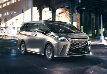 Люксовая версия Toyota Alphard с шокирующей ценой. Новейший Lexus LM представили в Великобритании – это минивэн для очень богатых людей