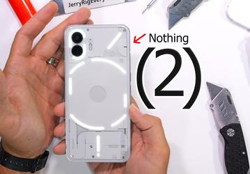 Прозрачен, но прочен ли? Nothing Phone (2) попытались погнуть, поцарапать и поджечь