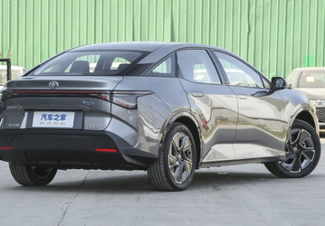 Большой седан Toyota по цене Camry стал ещё доступнее в России