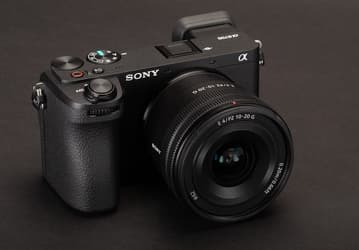 Представлена Sony a6700 — флагманская беззеркалка с датчиком APS-C. Цена как у Sony a6600, но новинка компактнее и с новым сенсором