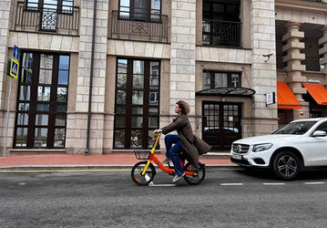 Теперь не только электросамокаты: Whoosh запустил электровелосипеды в Москве