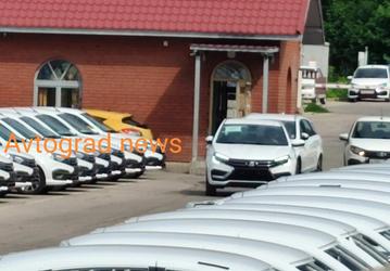 «Весь завод уже забили некомплектом», — АвтоВАЗ может остановить сборку Lada Vesta, так как некомплектные авто уже просто некуда ставить