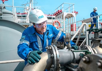 «Газпром нефть» заправила судно отработанным фритюрным маслом из «Вкусно — и точка»
