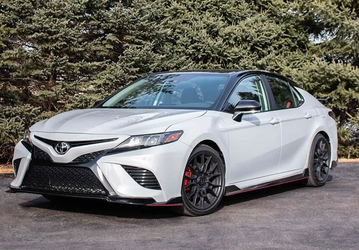 Судьба российских поставок Toyota Land Cruiser, Camry и Alphard ещё не решена. Правительство Японии прокомментировало новости о возможном запрете