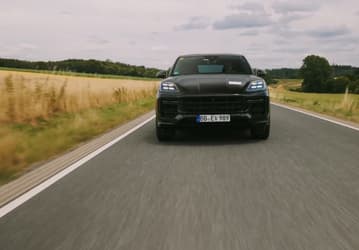 Это самый мощный серийный Porsche Cayenne. 700-сильный внедорожник впервые показали на видео