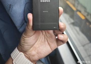 Супертонкий Honor Magic V2 получил супертонкий аккумулятор. Фотография элемента питания позволяет понять, как удалось сделать такой смартфон