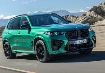 В России стартовали продажи новейшего спорт-внедорожника BMW X5 M 2023. У него мотор 4,4 л мощностью 625 л.с. и полный привод