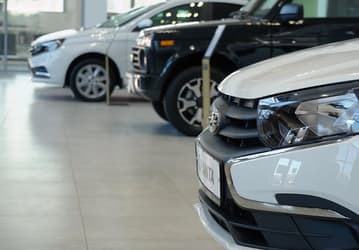 Новые машины точно подорожают — утильсбор на автомобили повышают в 1,7–3,7 раза. Повышение поддержали АвтоВАЗ, Sollers, КамАЗ и «Москвич»