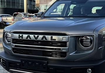 Так выглядит серийный Haval Dargo X 2023. Кроссовер с решеткой радиатора в стиле Land Rover и новым двигателем засняли возле дилерского центра в Китае