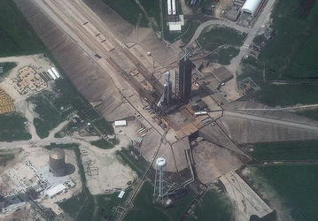 Сверхтяжёлую ракету SpaceX Falcon Heavy на стартовой площадке видно из космоса: фото