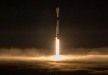 Фотогалерея дня: SpaceX проводит «идеальный» ночной запуск Falcon 9 со спутниками Starlink