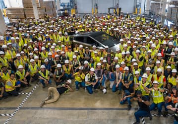 После двух лет обещаний Tesla наконец-то произвела первый серийный пикап Cybertruck? Компания показала первую машину, собранную на заводе Giga Texas