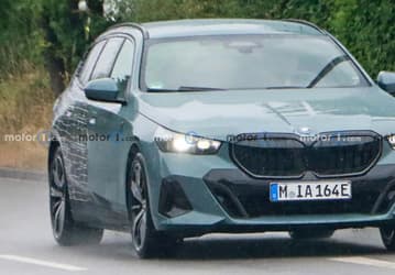 Так выглядит новейшая BMW 5-series в кузове универсал. Живые фото новинки, лишь частично прикрытой камуфляжем