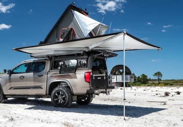 Представлен топовый Volkswagen Amarok Camper 2023 с другими подвеской, шинами, оснащением и палаткой на крыше