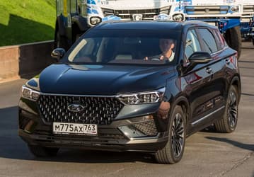 Новый служебный автомобиль президента АвтоВАЗа засняли на фото: Максим Соколов, как и многие россияне, предпочитает черный кроссовер