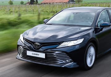 Hyundai Santa Fe подорожал на 350 тыс. рублей, Toyota Camry — на 700 тыс. рублей. Упавший рубль подтолкнул вверх цены на «параллельные» автомобили
