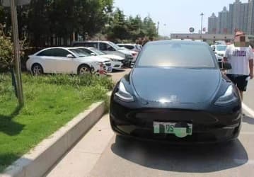 Водитель Tesla признался, что спал, когда его машина на автопилоте врезалась в другой автомобиль