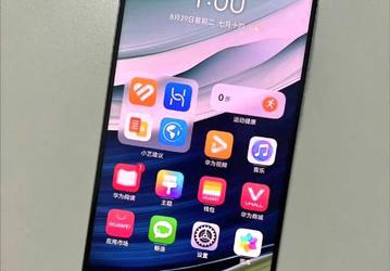 Действительно неожиданно. Представлен топовый Huawei Mate 60 Pro со спутниковыми звонками, IP68 и тремя отверстиями в экране