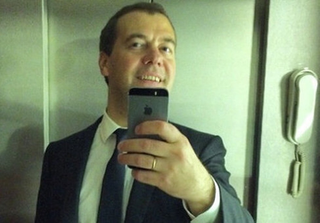 Дмитрий Медведев засомневался в лояльности Яндекса к России. Он протестировал нейросеть «Шедеврум»
