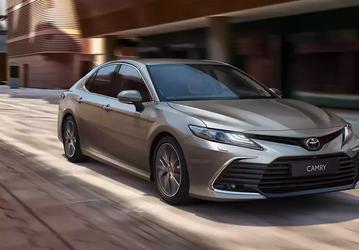 Toyota Camry вернулась на рынок Казахстана и сразу стала хитом. За японский седан с мотором 2,5 и 8-ступенчатым «автоматом» просят эквивалент 3,82 млн рублей