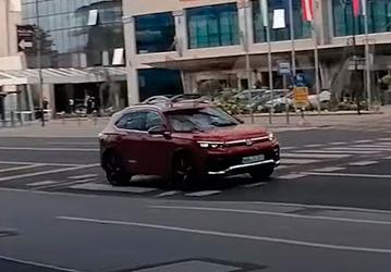 Volkswagen Tiguan 2024 впервые засняли на видео вживую и без камуфляжа. Кроссовер снимают для рекламы